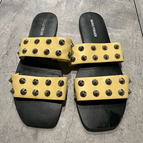 Marc Fisher Yellow and Black Perforated Sandals 9M - Picture 1 of 3